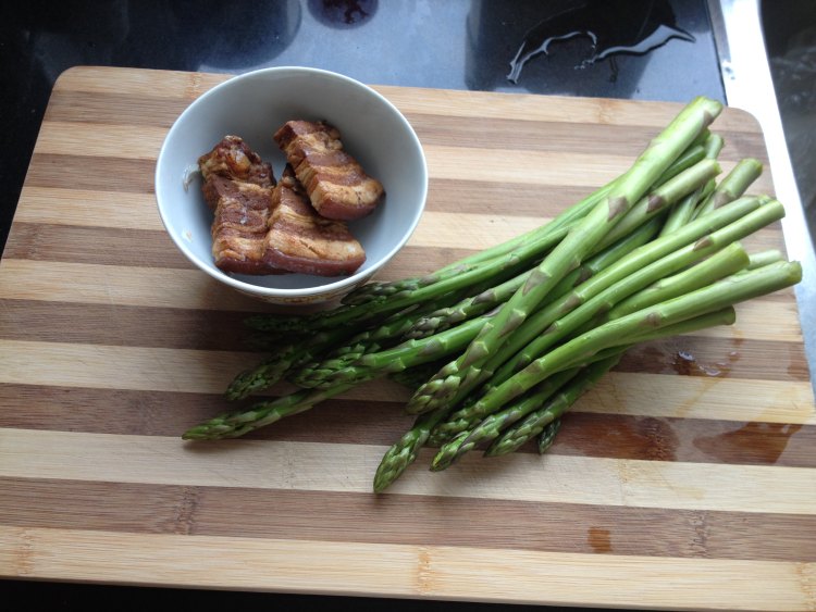 好吃的芦笋炒肉片的做法，咬下去满满的的都是幸福