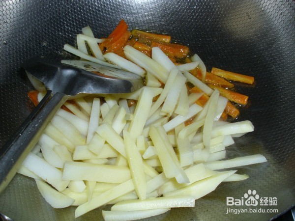 土豆炒胡萝卜的做法