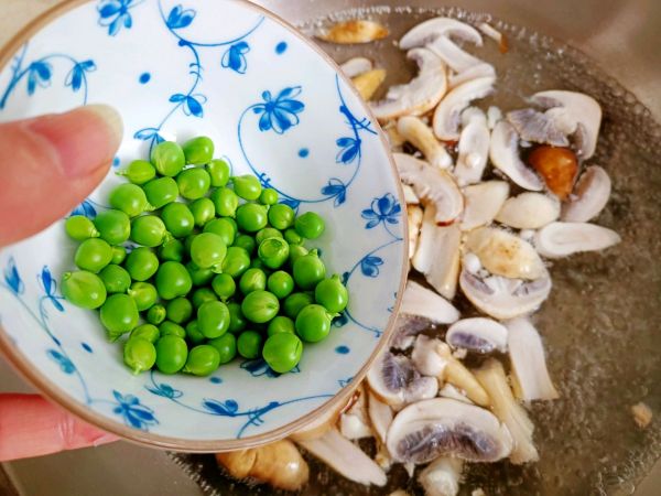 鲜笋青豆松茸汤