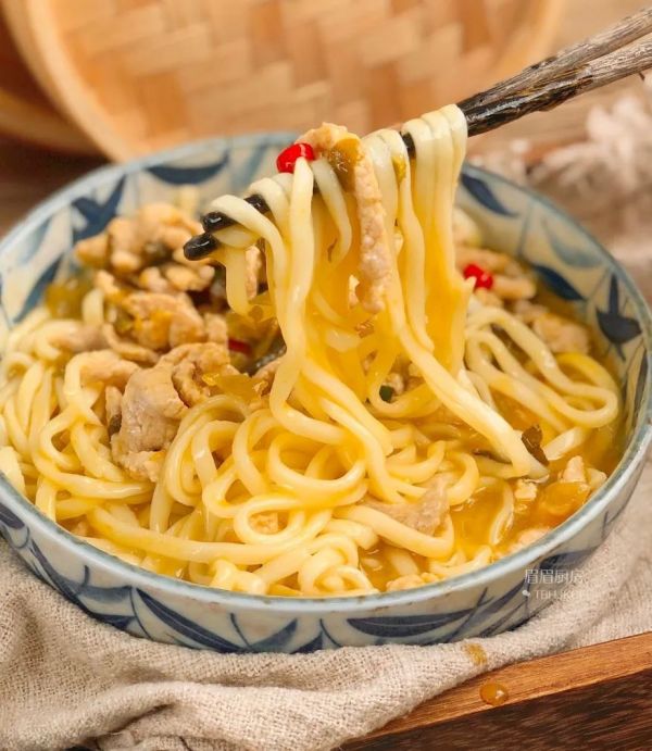 金汤酸菜肉丝面