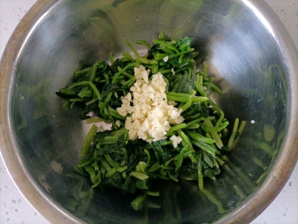 果仁菠菜捞汁拌