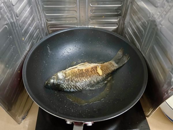 鲫鱼鱿鱼海鲜菇汤