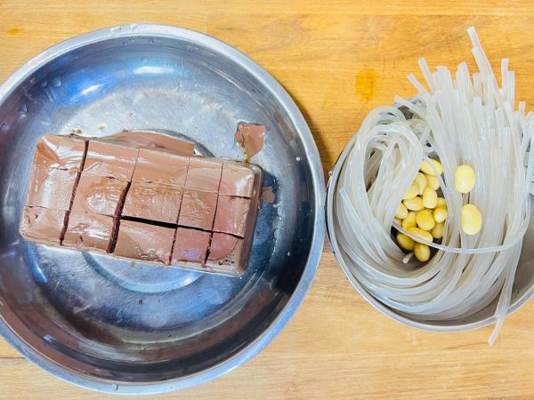 冬季补血好汤鸭血粉丝汤