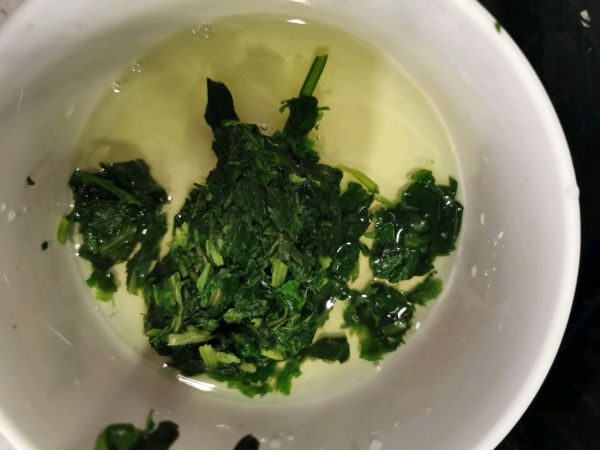 芹菜叶子鸡蛋卷