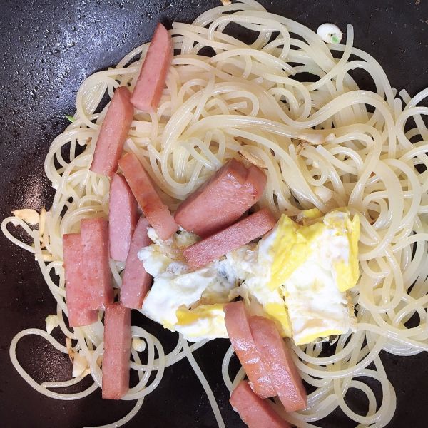 午餐肉鸡蛋意面