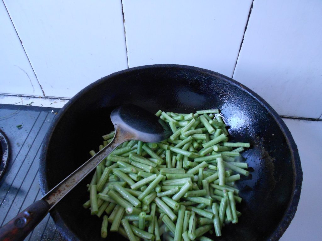 妈妈做的豆角炒香肠，真是人间美味！