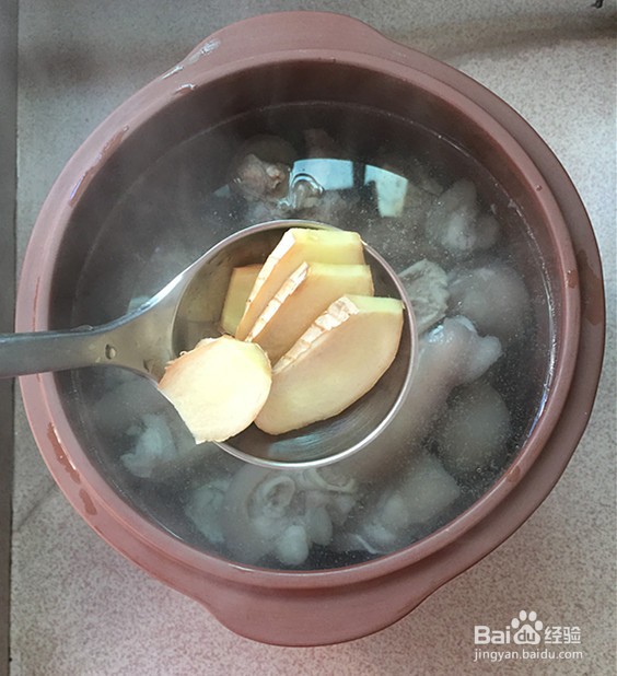 莲藕玉米煲猪蹄的做法