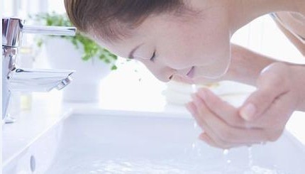 如何用本草美白膏洗脸