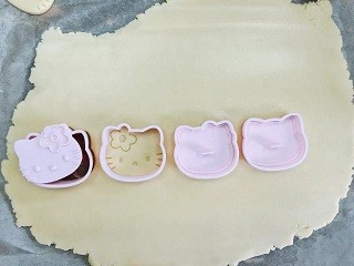 Hello kitty饼干草莓塔怎么做？