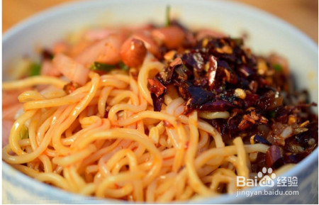 夏天热到想吃冷面对不对?快来学怎么做花生酱甜椒黄瓜冷面吧!