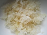 好喝又营养的银耳百合莲子羹