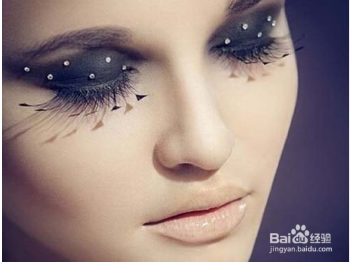 化妆贴假睫毛时候经常出现的错误