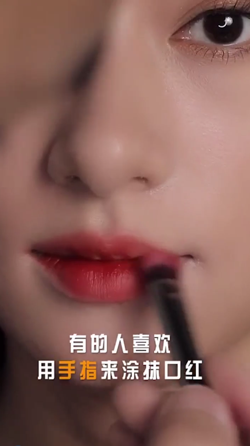 如何用唇刷画好唇釉