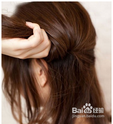 简单时尚半扎发发型的打造