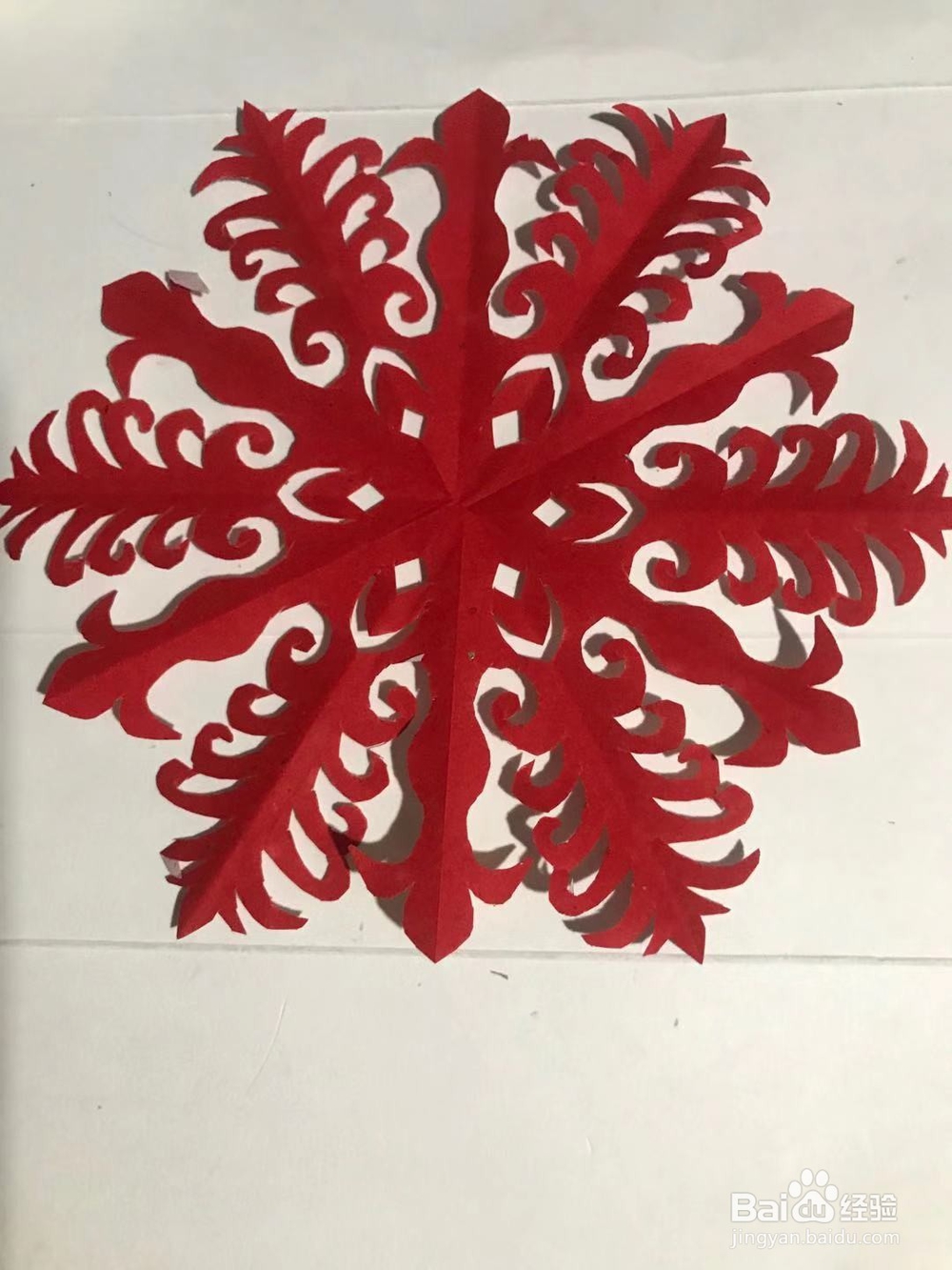 怎样用彩纸裁剪一副十二角窗花图案