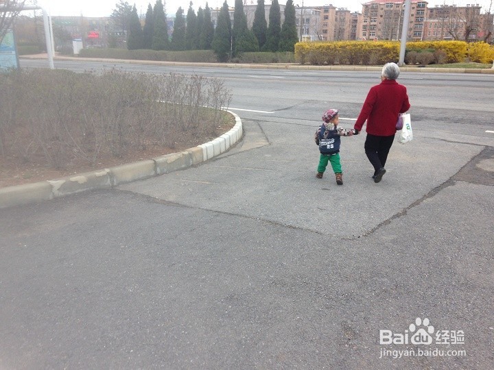 <b>老人带孩子要安全行走不要横穿马路</b>