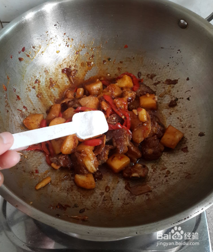 土豆焖排骨的做法