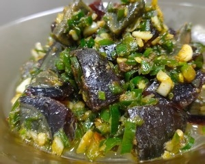 青椒蒜末皮蛋的做法