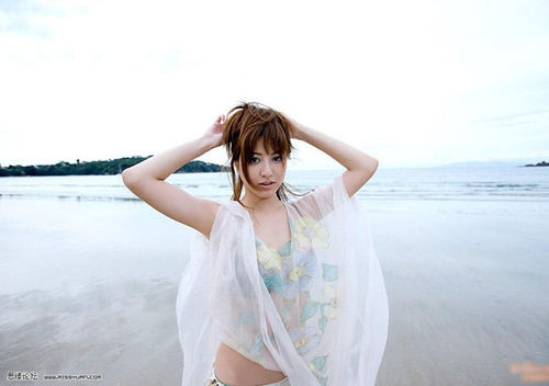 PS快速给海景人物照片加上绚丽的晚霞背景