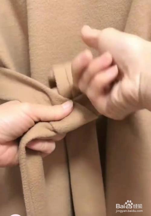 怎么系蝴蝶结腰带
