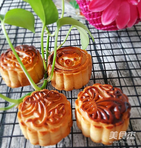 广式蛋黄莲蓉月饼