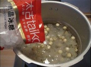 银耳莲子雪梨羹