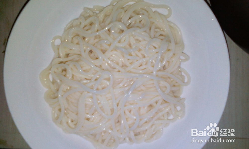 美味可口的麻辣鸡丝面