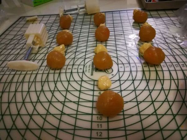 白莲蓉蛋黄月饼