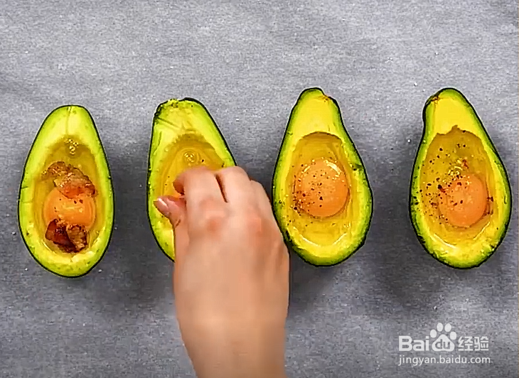 如何自制牛油果蛋黄派呢?