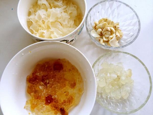 银耳皂角米桃羹