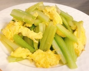 如何做出好吃的西芹炒鸡蛋