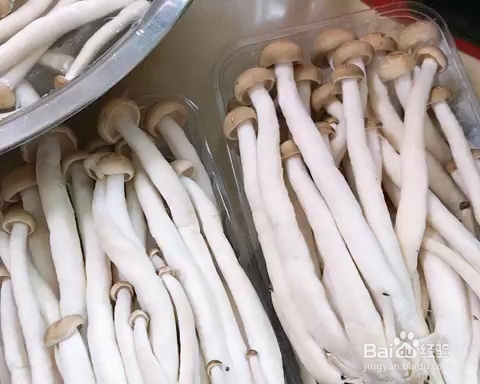 香香脆脆的腊排骨腊肉炒蟹味菇