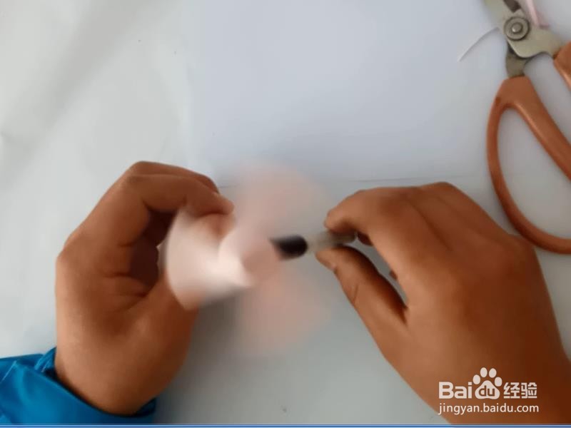 小风车的折法很简单的哦！