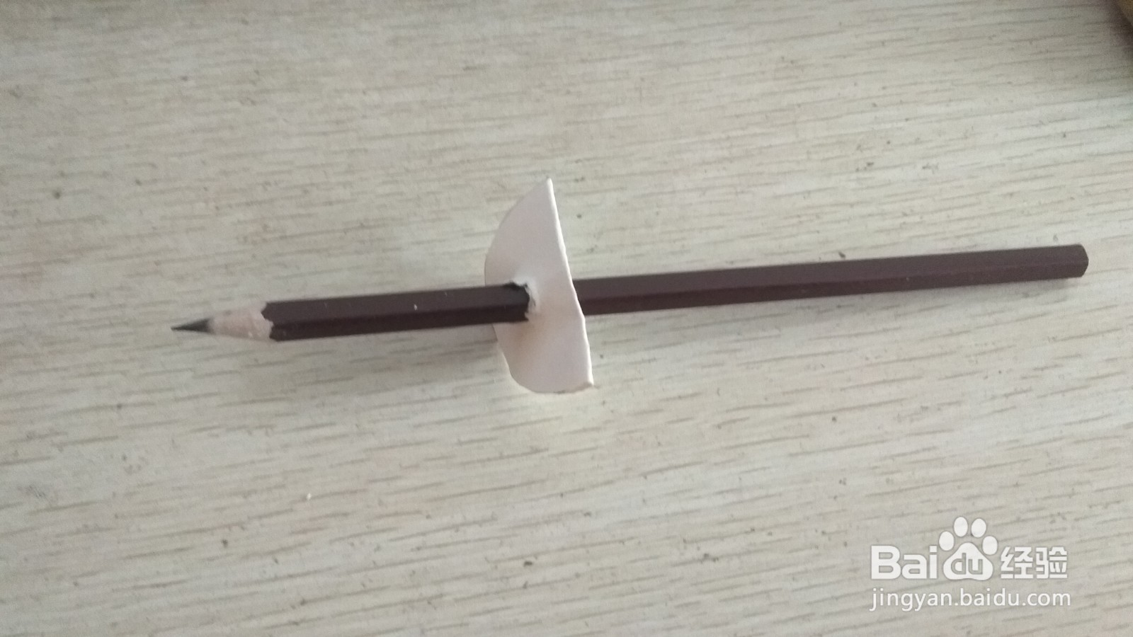 如何用一个圆形画纸和铅笔做简易的钢笔的支架