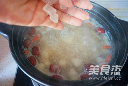 银耳雪梨羹的做法