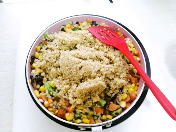 藜麦香菇香肠炒饭