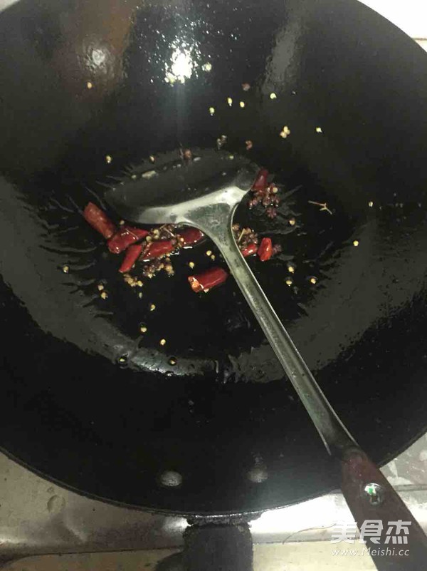 干锅肥肠的做法