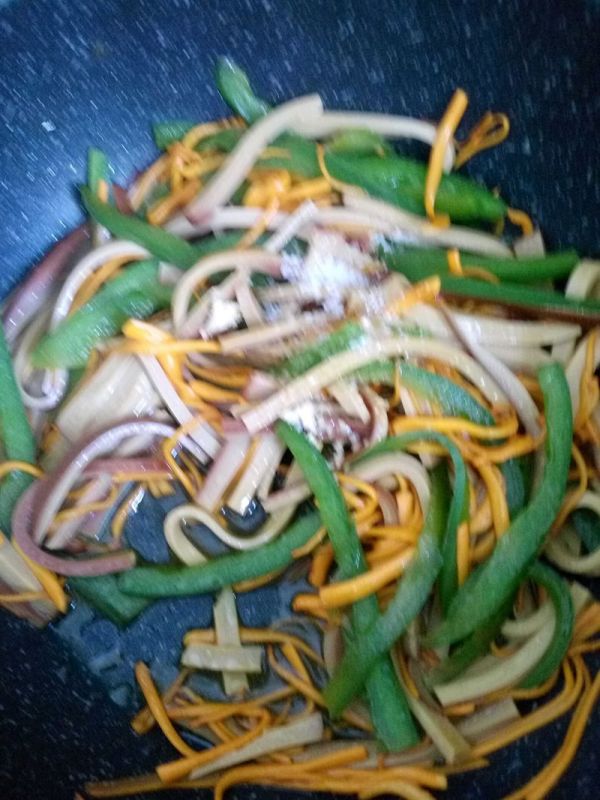 青椒虫草花炒鸡蛋干
