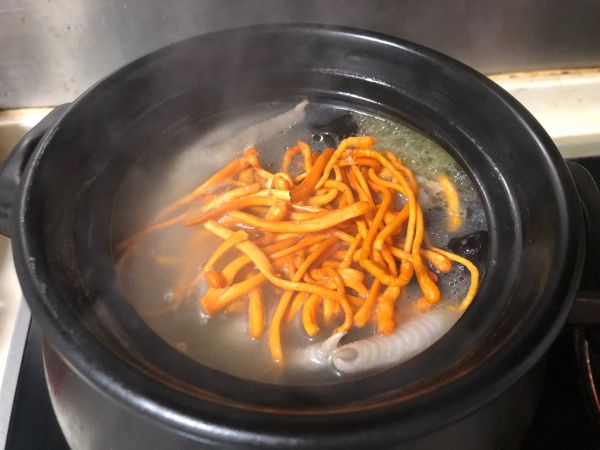 虫草花炖龙骨鸡脚汤