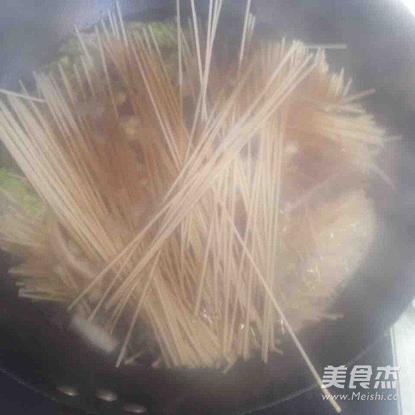 蔬菜鲜虾面的做法