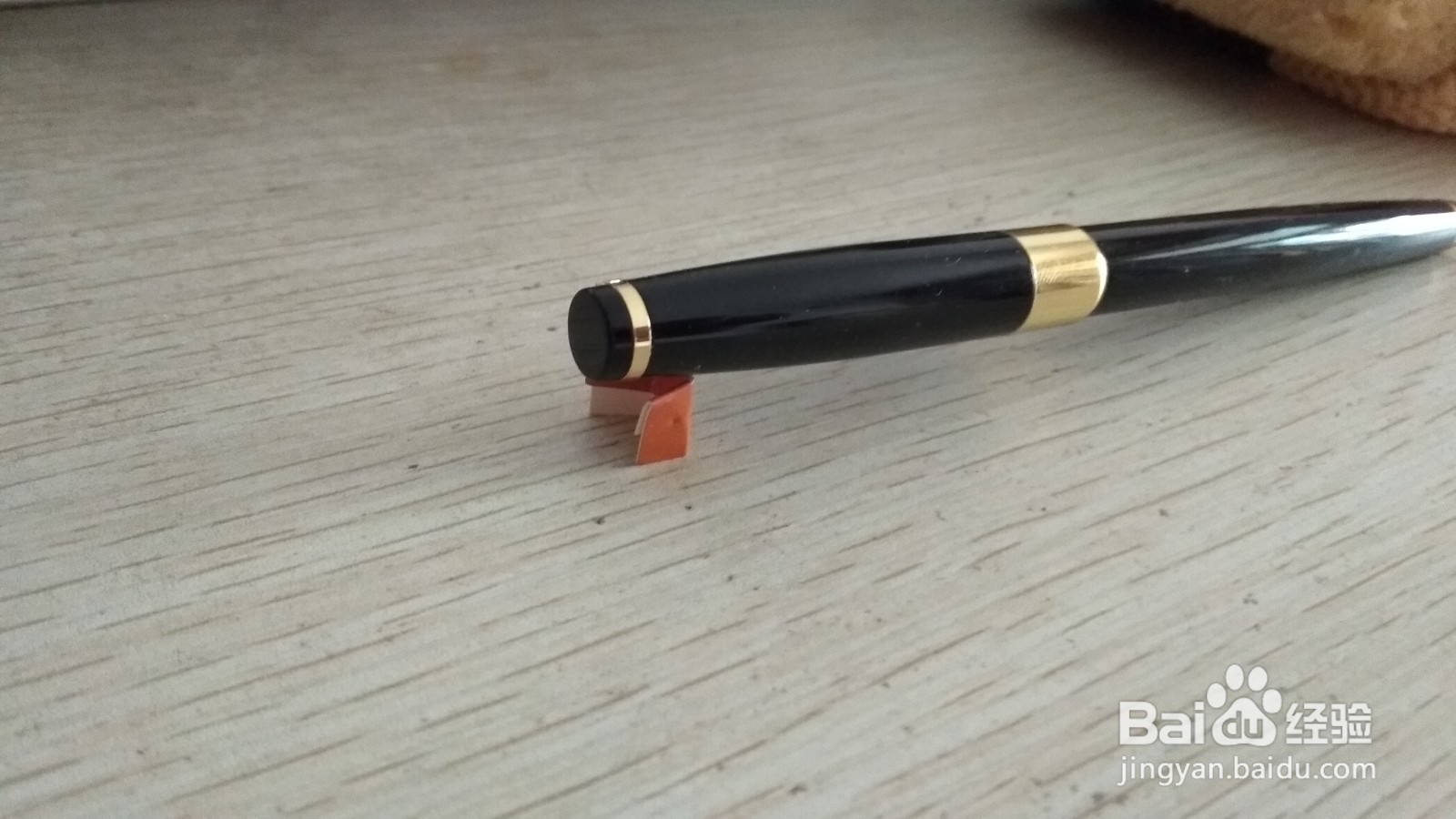 如何用一块长方形硬卡纸做简易的钢笔的支架