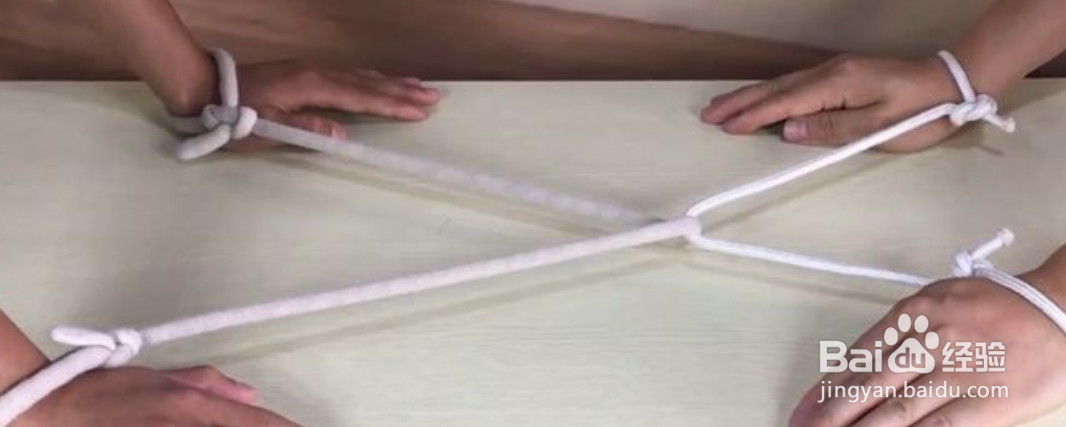 两个人手戴两根绳子怎么转出来
