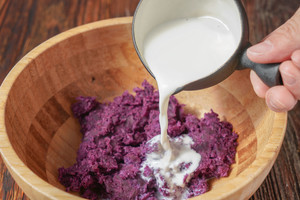 紫薯黑芝麻软欧包的做法