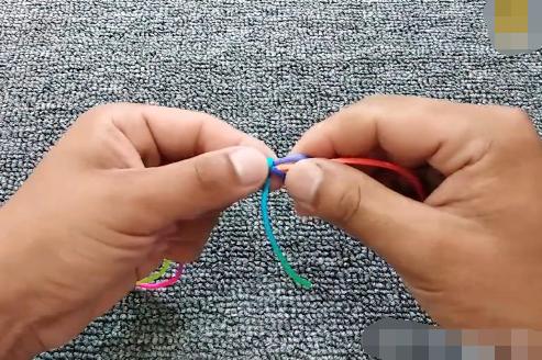 红绳项链后面的可以相互拉伸,可以调节项圈大小的结怎么编呢?如图,刚买的如来佛玉石项链的红绳就断