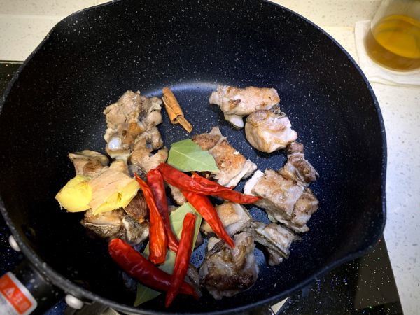 小鲍鱼排骨烧土豆小方