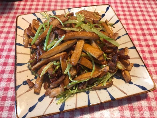 芹菜香干小炒肉