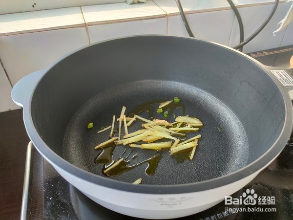 香辣可口家常烩鱼饼的做法