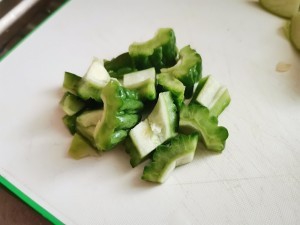 清新败火的青苹果苦瓜牛奶果汁