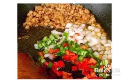 怎样制作双椒肉酱拌面