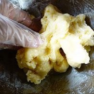 制作咸蛋黄肉松麻薯包